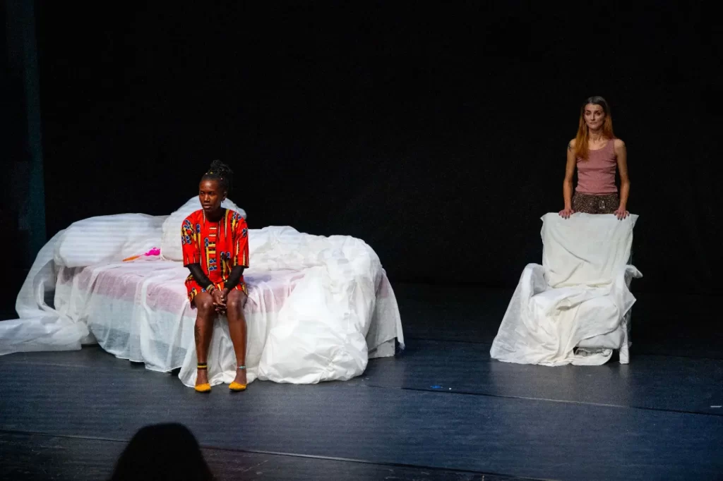 Nascut in 2000, BIS Teatru