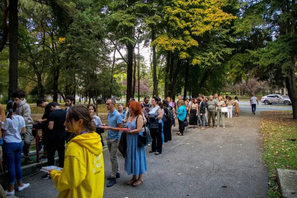 Public asteptand deschiderea festivalului