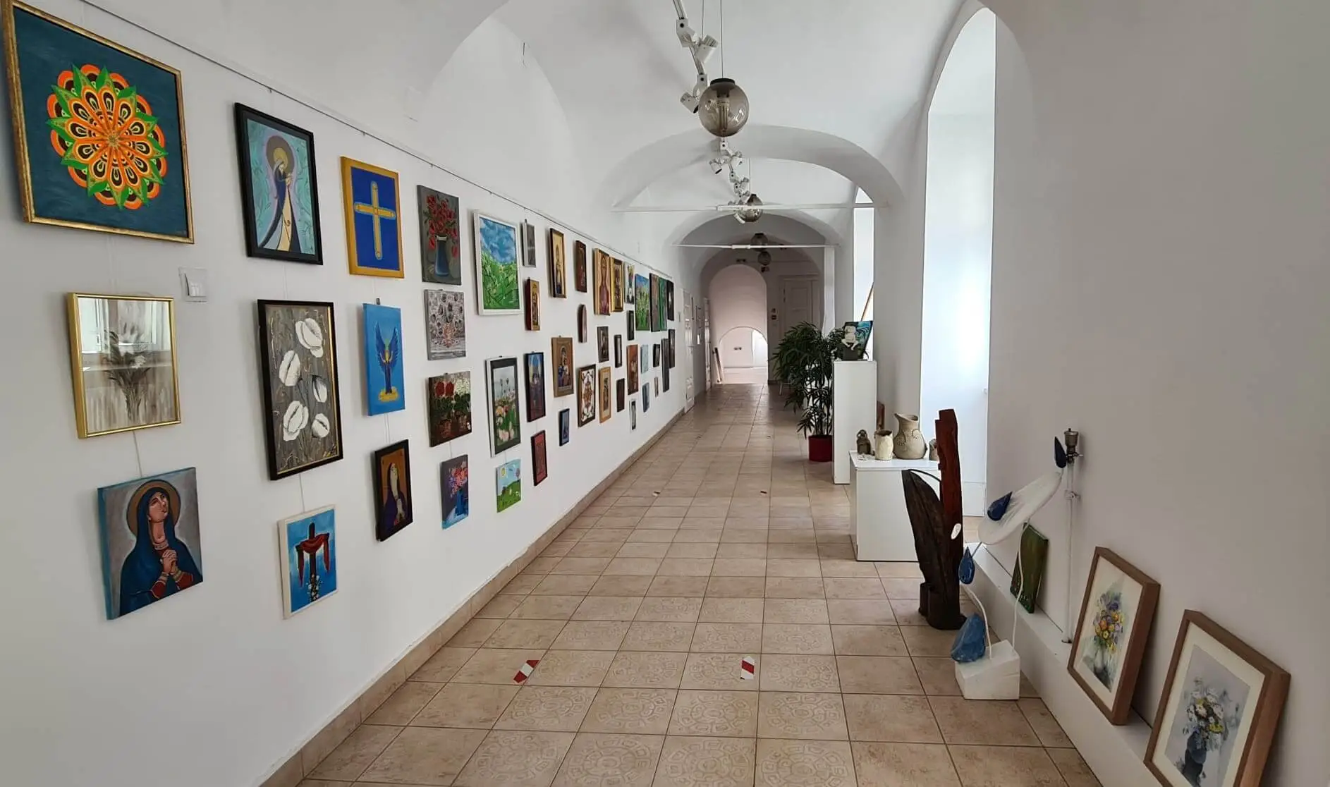 Spectacole folclorice, muzică ușoară, pian, expoziții de pictură, sculptură, fotografie, design vestimentar și de interior la Școala de Artă din Timișoara în luna mai   